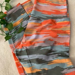 Aerie colorful camo 3/4 length leggings